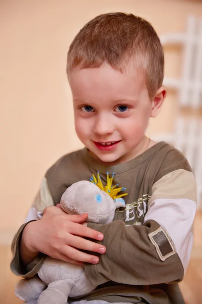 Jongen met speelgoed — Stockfoto