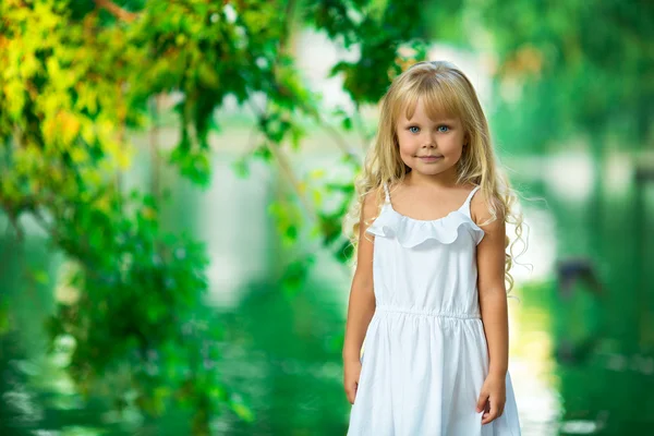 Маленькая девочка гуляет в парке — стоковое фото