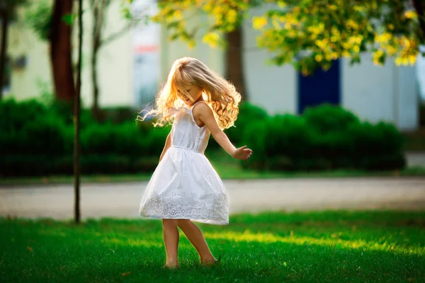 Kislány sétál a parkban — Stock Fotó