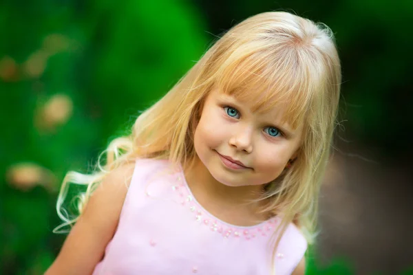 Kleines Mädchen geht im Park spazieren — Stockfoto