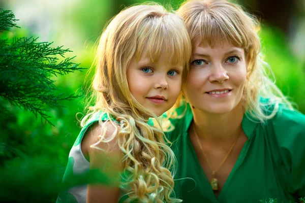 Roztomilá holčička s matkou v parku — Stock fotografie