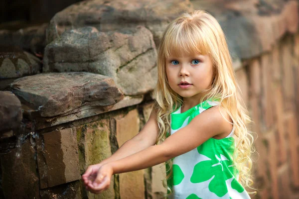 Bambina cattura le mani d'acqua — Foto Stock