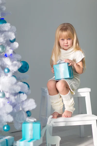 Kislány ajándék a karácsonyfa — Stock Fotó