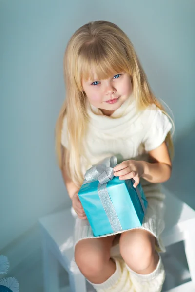 Маленька дівчинка з подарунками на ялинку — стокове фото