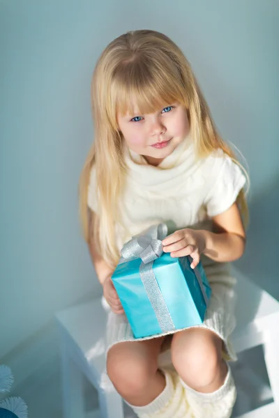 Meisje met geschenken op de kerstboom — Stockfoto