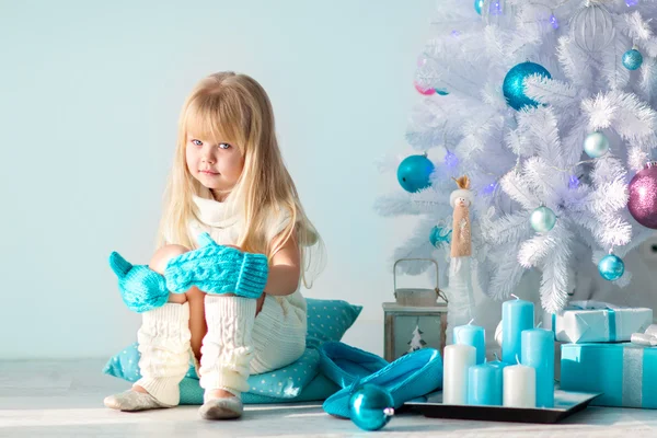 Little girl with gifts at the Christmas tree — Stock Photo, Image