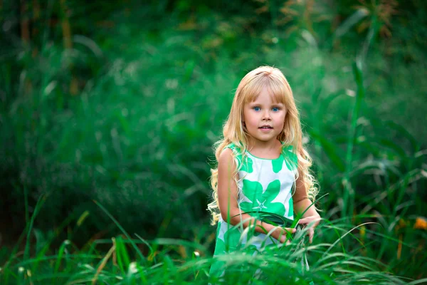 Petite fille marche dans le parc — Photo