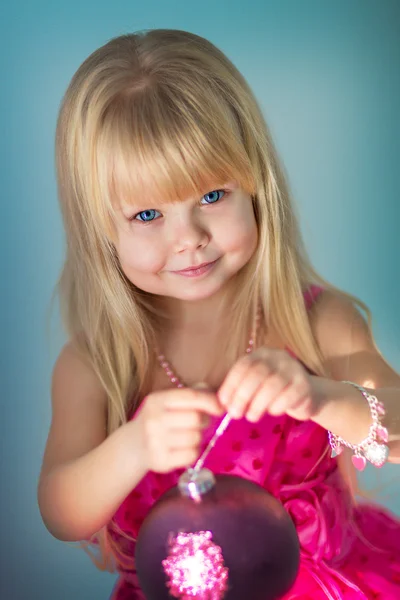 Menina bonita Vestir-se árvore de Natal — Fotografia de Stock