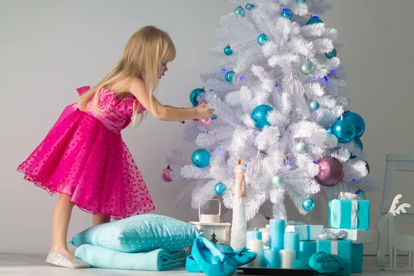 Gyönyörű lány öltöztetős karácsonyfa — Stock Fotó