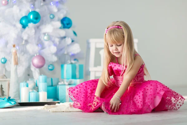 Hermosa niña Viste a árbol de Navidad — Foto de Stock