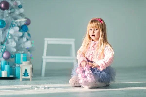 Menina com presentes na árvore de Natal — Fotografia de Stock