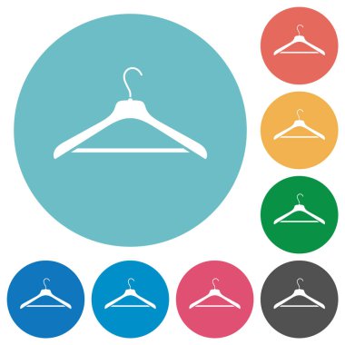 Giysiler düz beyaz simgeleri yuvarlak renkli arkaplanlarda asılı