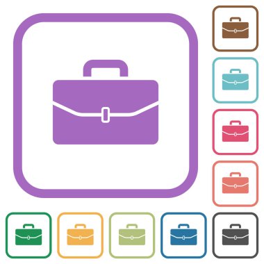 Beyaz arkaplanda renkli yuvarlak kare çerçeveli basit bir toka simgesine sahip sırt çantası