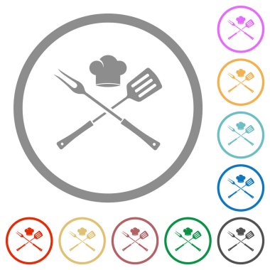 Barbekü çatalı ve beyaz arkaplanda yuvarlak çizgilerle şef şapkası düz renk simgeleriyle spatula.