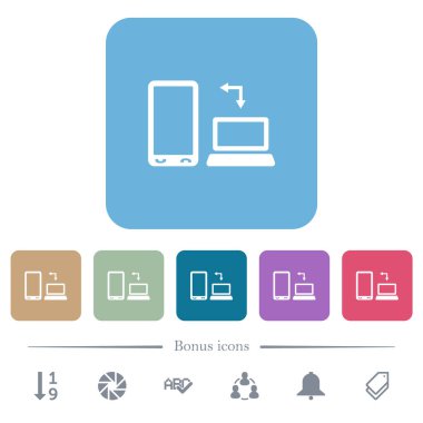 Renkli yuvarlak kare arka planlar üzerinde bilgisayar beyaz düz simgeleri ile mobil senkronize. 6 bonus simgeleri dahil