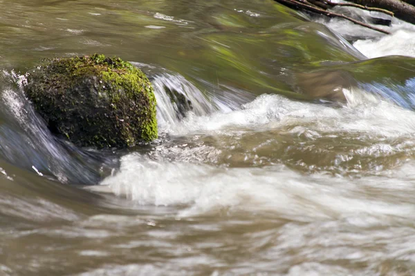 Камінь вимиваються водою — стокове фото