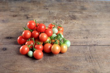 Ahşap zemin üzerinde taze domates