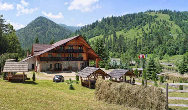 Cabane de montagne en Roumanie — Photo