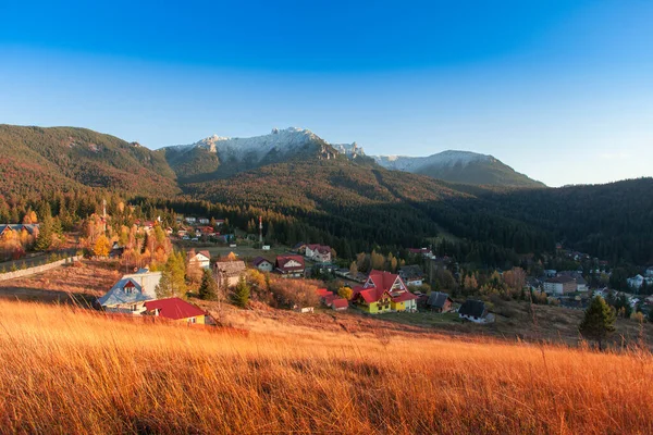 Ceahlau Berg Late Herfst Vanaf Durau Resort Roemeense Karpaten Sneeuwpiek — Stockfoto