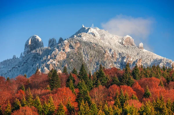 Gebirgslandschaft November Spätherbst Szene Mit Schnee Auf Dem Ceahlau Berg — Stockfoto