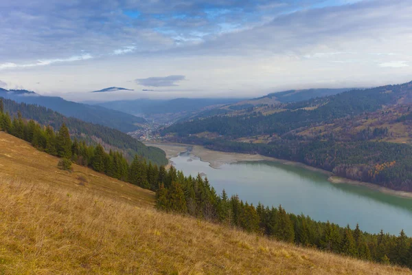 Lago Izvorul Muntelui Romênia Ceahlau Montanha Fundo — Fotografia de Stock