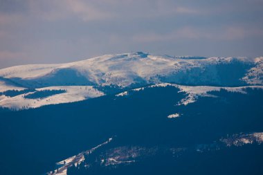 Budacu dağının tepesinde kayak merkezi var. Romanya