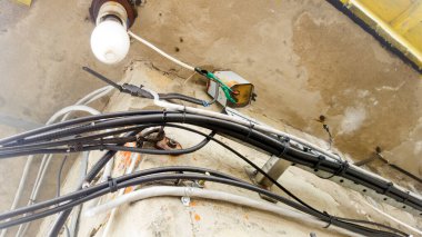 Dış duvardaki eski kablolar