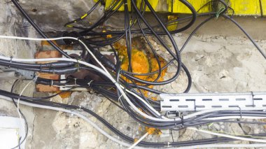 Dış duvardaki eski kablolar
