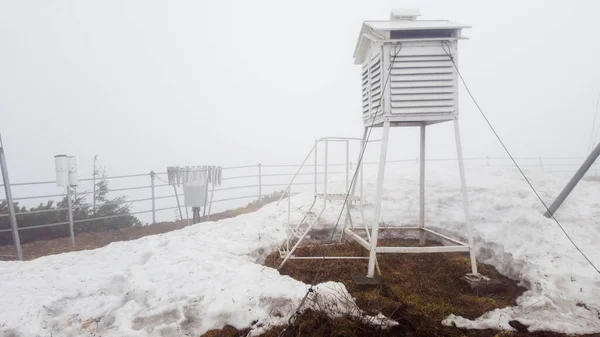 Estación Meteorológica Gran Pila Nieve Derretida Niebla Paisaje Rumania — Foto de Stock