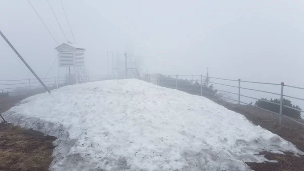 Stacja Meteorologiczna Duży Stos Topnienia Śniegu Krajobraz Mgły Rumunia — Zdjęcie stockowe