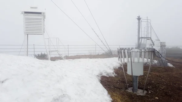 Estación Meteorológica Gran Pila Nieve Derretida Niebla Paisaje Rumania — Foto de Stock