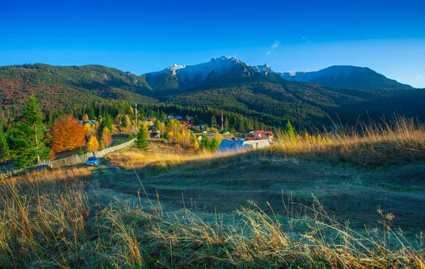 Ceahlau Berg Late Herfst Vanaf Durau Resort Roemeense Karpaten Sneeuwpiek — Stockfoto