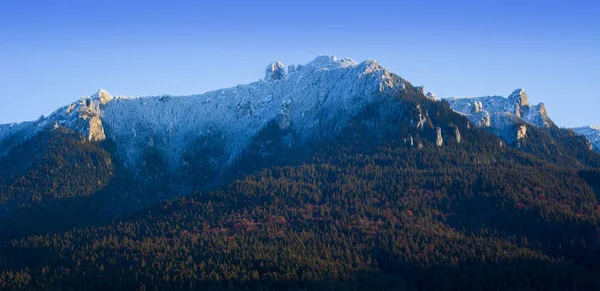 Ceahlau Montagne Avec Neige Roumanie — Photo