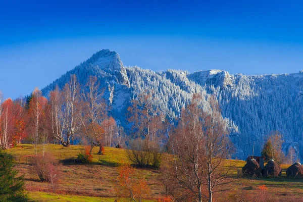 Montaña Lanscape Noviembre Escena Finales Otoño Con Nieve Montaña Ceahlau — Foto de Stock