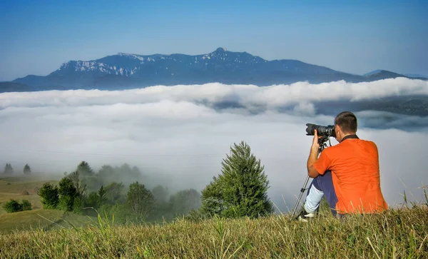 Fotograf Přírodě Muž Horská Krajina Rumunsko — Stock fotografie