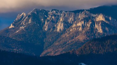 Romanya 'daki Ceahlau kayalık dağı, Karpatlar