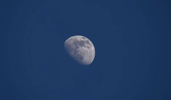 Lune Sur Fond Ciel Bleu Photo Prise Maison Avec Téléobjectif — Photo