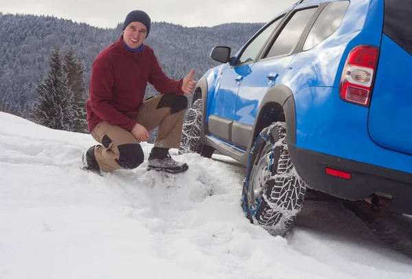 Gelukkige Man Met Sneeuwkettingen Autoband Wintertafereel Berglandschap — Stockfoto
