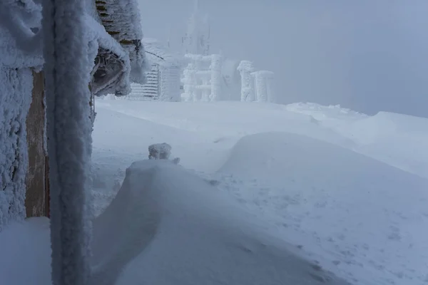 气象站在下雪 有雾的冬季场景 — 图库照片