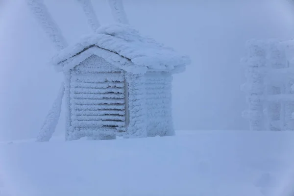 Congelado Estação Meteorológica Neve Nevoeiro — Fotografia de Stock
