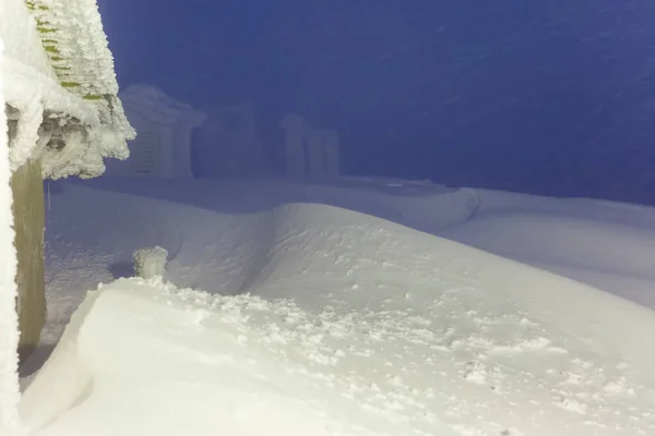 Tempesta Notturna Alla Stazione Meteorologica Nevicando Inverno — Foto Stock