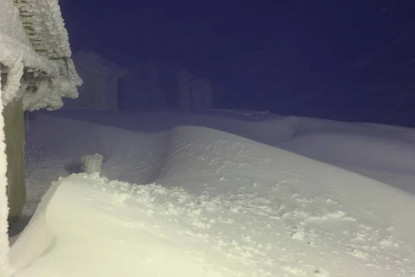 Tormenta Nocturna Estación Meteorológica Nevando Invierno —  Fotos de Stock