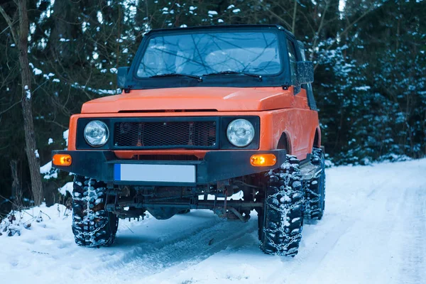 Terenowy Samochód Łańcuchami Śnieżnymi Zimie — Zdjęcie stockowe