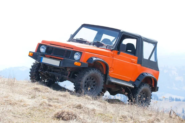 Road Auto Het Berglandschap Geïsoleerd Witte Achtergrond — Stockfoto