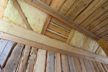 Ahşap bir evde cam yünlü izolasyon.