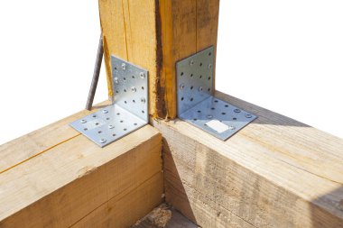 Beyaz zemin üzerinde ahşap yapıları birleştirmek için çelik köşe montaj plakası