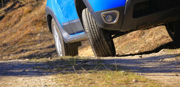 Suv Auto Sulla Strada Concentrarsi Pneumatici — Foto Stock