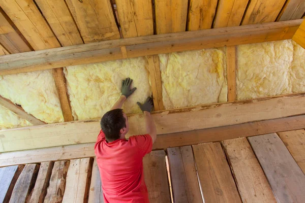 Man Installeren Glaswol Isolatie Voor Nieuwbouw — Stockfoto