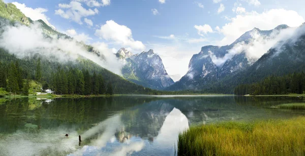 在意大利的 lago di dobiacco 湖 — 图库照片