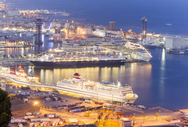 Круизные лайнеры в порту Барселоны, Испания — стоковое фото